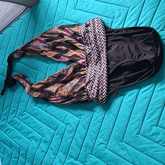 La Vie en Rose Bathingsuit and sunglasses - Picture 2 of 6